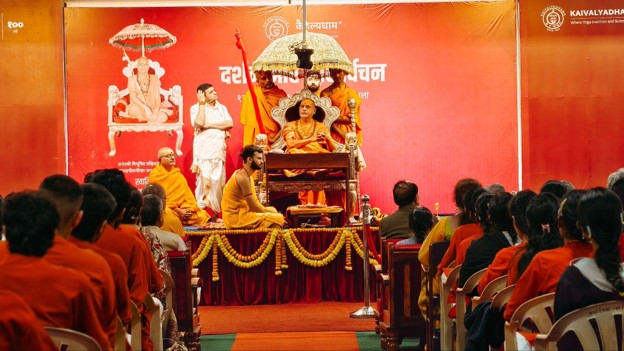 Pujya Shankaracharya Swami Sadanand Saraswati Ji Maharaj at addressing the gathering at Kaivalyadhama