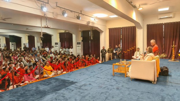 Sri Sri Ravi Shankar addressing students and practitioners during the Swami Kuvalayananda Vyakhyan Mala