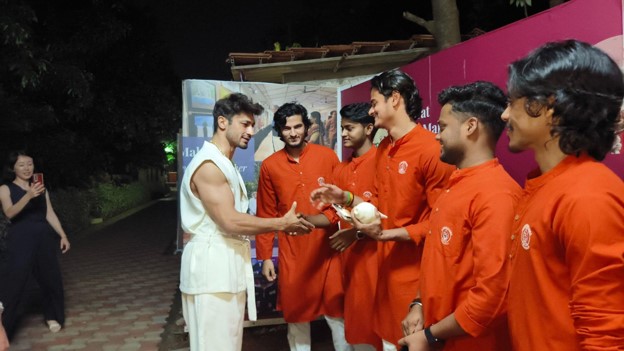 Shri Vidyut Jammwal with college students